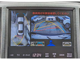 パノラミックビューモニターを装備!上から車両を見下ろしたような映像をナビ画面に表示できます。車両前後左右に搭載した4つのカメラ映像を継ぎ目なく合成!目視では見えない部分もリアルタイムで見れます。