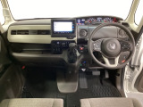 車内は光触媒抗菌消臭施工済です。スタイリッシュなデザインでスポーティなインパネ周りを演出します。グローブボックスやカップホルダーのほかにトレーなどたくさんの収納スペースが付いています。