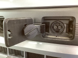急速充電は、車内のボタンを操作して開け、別売りの充電コネクターを差し、50Kwの高い出力で行うため、満充電まで約30分という早さです。詳しくはお店にお問い合わせください。