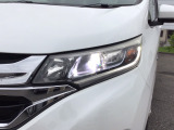 LEDヘッドライトを装備。大光量で夜道や雨の日の安心感を高めます。周囲の明るさに応じて自動点灯・消灯/ライトの消し忘れも防げるオートライトコントロール付です。
