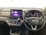 車内は光触媒抗菌消臭施工済です。スタイリッシュなデザインでスポーティなインパネ周りを演出します。グローブボックスやカップホルダーのほかにトレーなどたくさんの収納スペースが付いています。