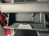 【グローブボックス】収納スペースが沢山あるので車内が散らからずに助かります。ちょっとした物を入れるのにいいですね♪