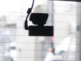 この車にはリアにもドライブレコーダーを装備しております◆映像・音声などを記録する自動車用の装置です。 もしもの事故の際の記録はもちろん、旅行の際の思い出としてドライブの映像を楽しむことができます。