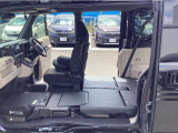 助手席も前方へ倒すことが可能!こちらもフラットに倒れますので荷物を載せるのに最適です♪