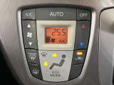 【オートエアコン】一度お好みの温度に設定すれば、車内の温度を検知し風量や温度を自動で調整。暑い&hellip;寒い&hellip;と何度もスイッチ操作をする必要はありません。快適な車内空間には必須の機能ですね♪