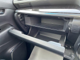 グローブボックスの画像です。店舗にて現車の確認もいただけますので、お電話で在庫のご確認の上是非ご来店くださいませ!!!ワクワクするクルマ選びをご提案します!