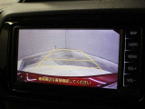 目視では確認しづらい車両後方を表示するカラーバックモニターが装備されています。スムーズな車庫入れや縦列駐車をサポートします。