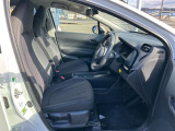 女性の方ももちろんですが、運転席側、助手席側の足元スペースが広いので男性の方が運転しても窮屈になりにくいですよ!