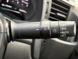 【オートライト(AUTO)】外の明るさをシステムが感知して、自動でヘッドライトが点灯します!ヘッドライトをつけ忘れを防ぐ便利機能です。