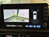 リバースギアに入れるだけで後方の表示へ切り替わります。夜間や雨の日の駐車も楽になりますよ。