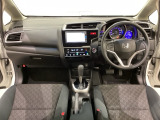 車内は光触媒抗菌消臭施工済です。スタイリッシュなデザインでスポーティなインパネ周りを演出します。グローブボックスやカップホルダーのほかにトレーなどたくさんの収納スペースが付いています。