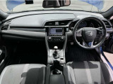 ドライバーを包み込むように、ディスプレーやスイッチ、コンソールを配置。座った瞬間から運転への期待が!空間そのものの心地よさにこだわっています。