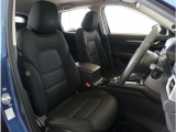 【清潔感のある運転席&助手席】隅々までクリーニングの行き届いた運転席&助手席。目立ったシミや汚れ等もございません。快適なドライブをどうぞ。