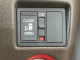 【片側パワースライドドア】片側がパワースライドドアになっており、運転席のスイッチやスマートキーでも開閉が可能です!開口部も広いので乗り降りも楽々♪