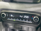【オートエアコン】一度お好みの温度に設定すれば、車内の温度を検知し風量や温度を自動で調整。暑い&hellip;寒い&hellip;と何度もスイッチ操作をする必要はありません。快適な車内空間には必須の機能ですね♪