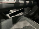 シフトレバー下部には、ティッシュBOXや手荷物を置けるスペースあります☆HDMI端子も装備しています。