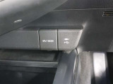 シガーソケット、USBポートが付いています!同色のカバーがついており、高級感がありますね。