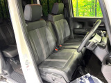 運転席まわりには十分なスペースがあり、大柄な方でもゆったり運転していただける環境です。