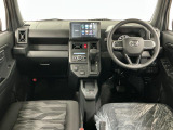 【インパネ】運転のしやすさを最優先に設計された見晴らしの良いフロントビュー。車両間隔が掴みやすく狭い道でも安心♪「安全」と「品質」を最優先に、安心してお乗りいただけるクルマを提供いたします。