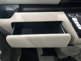 助手席前部には薄型のティッシュBOXが収納できるので便利です。
