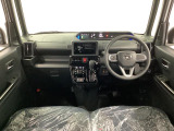 【インパネ】運転のしやすさを最優先に設計された見晴らしの良いフロントビュー。車両間隔が掴みやすく狭い道でも安心♪「安全」と「品質」を最優先に、安心してお乗りいただけるクルマを提供いたします。
