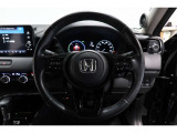 運転中もハンドルでの操作が可能です。特に高速道路等の目が離せない運転時には、便利さだけでなく、安全性も兼ね備えております。