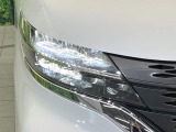 【LEDヘッドライト】悪天候や夜間走行時も良好な視界を確保し安心して運転できる高輝度LEDヘッドライトを装備!点灯速度が早く、消費電力も抑えられています。