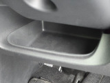 運転席周辺の収納も充実したドライバーズロアポケット。細かな使い勝手にも配慮されています。
