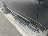 フィックスドサイドステップは人気のアップグレードアクセサリー。車両の乗降をアシストします。タフなオフロードスタイルが際立ちます。