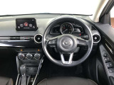 【運転席インテリアデザイン】左右対称のインテリアデザインでドライバーを包み込み運転に集中できるように設計されています。