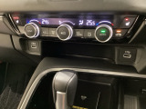 オートエアコンがついてます。左右独立で温度設定のできるデュアルオートエアコンです。パネル内のシートヒータースイッチは前席の左右別々に3段階で温度設定ができます。