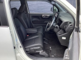 フロントシートです!!ベンチシートなので座席の移動もスムーズに出来ます!!足元も広く運転も楽ですよ!!