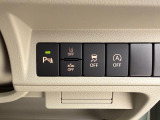 横滑り防止装置付き。運転の安全性を高めてくれる装置です。滑りやすい路面であっても、自動的にブレーキをかけスムーズに走行ができるシステムです。