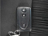 ◆スマートキー◆カギをバッグやポケットに入れたままでもドアロックの開閉ができる『スマートキー』付き!雨天や暗くなってもカギを取り出す必要がなくドアの開錠&エンジンも始動できます