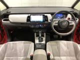 車内は光触媒抗菌消臭施工済です。インパネ周りはスタイリッシュなデザインで機能や装備も充実しています。グローブボックスやカップホルダーのほかにトレーなどたくさんの収納スペースが付いています。