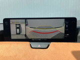 360&deg;ビューモニターでは、両サイドとフロント、バックカメラの合成で、あたかも上空から見下ろした様に周囲を確認して頂けます。駐車場だけでなく、T字路等でも活躍のアイテムです!
