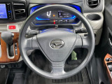 インテリアに合わせたデザインのステアリングは、運転される方のことも考え、運転しやすい形状、大きさです。是非一度、実際に触ってお確かめください。