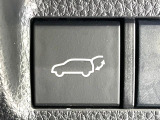 【パワーバックドア】スマートキーや運転席のボタンを押すだけでリアゲートが自動で開閉します!荷物を持っている時や、高い位置にあるバックドアを閉める際に便利な機能です♪