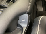 セレクトレバーの下にスマートフォンなどが置けるトレーと、外部入力の可能なUSB端子がついています。また反対の左側には充電可能なUSB端子がついています。移動中に充電もできるので便利です。