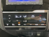 【オートエアコン】一度お好みの温度に設定すれば、車内の温度を検知し風量や温度を自動で調整。暑い&hellip;寒い&hellip;と何度もスイッチ操作をする必要はありません。快適な車内空間には必須の機能ですね♪