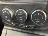 【オートエアコン】一度お好みの温度に設定すれば、車内の温度を検知し風量や温度を自動で調整。暑い&hellip;寒い&hellip;と何度もスイッチ操作をする必要はありません。快適な車内空間には必須の機能ですね♪
