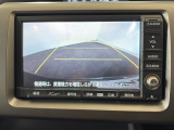 【バックカメラ】ギアをリバースに入れれば自動的にモニターが切り換わるので、車庫入れや後退確認がラクラク OKです!