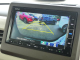 バック駐車が苦手な方や、初めてのお車で不安な方でも後方をナビ画面に映してくれるので、ラクラク停められます。