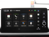 Googleマップで高精度なルート案内が可能で、電話のハンズフリー通話やFMラジオも利用できます。CarPlayやBluetooth接続にも対応し、スマホ連携で快適なドライブを実現します。