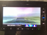 【バックカメラ】運転が苦手な方も車庫入れラクラクです!ギアをリバースに入れれば自動的に切り換わりますので、面倒な操作は不要です♪狭い駐車場もお車を傷つけず安心ですね!