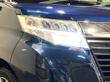 【LEDヘッドライト】悪天候や夜間走行時も良好な視界を確保し安心して運転できる高輝度LEDヘッドライトを装備!点灯速度が早く、消費電力も抑えられています。