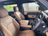 シートは座面やホールド感を含め座り心地がよく設計されています。また、運転席助手席ともにコンディションも良く、シートの汚れや変色等は特別感じられません。