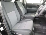 <運転席>まるで自宅に居るようにリラックスできる運転席です。外の喧騒を忘れさせてくれますね。見やすいメーターと操作しやすいスイッチ類もいいですね.