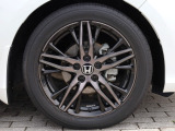 タイヤサイズは、225/50R18です。高品質でデザインにも優れている純正18インチアルミホイールが装備され、スポーティーな雰囲気を演出しています。