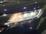 【LEDヘッドライト】悪天候や夜間走行時も良好な視界を確保し安心して運転できる高輝度LEDヘッドライトを装備!点灯速度が早く、消費電力も抑えられています。